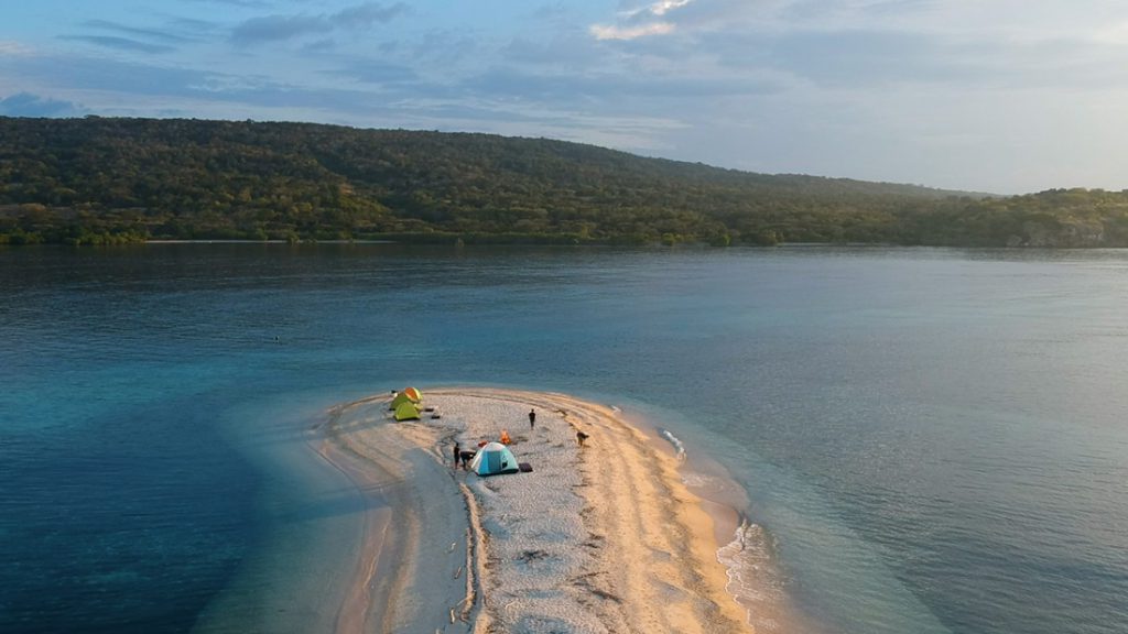 Drone shot van kamperen op Menjangan